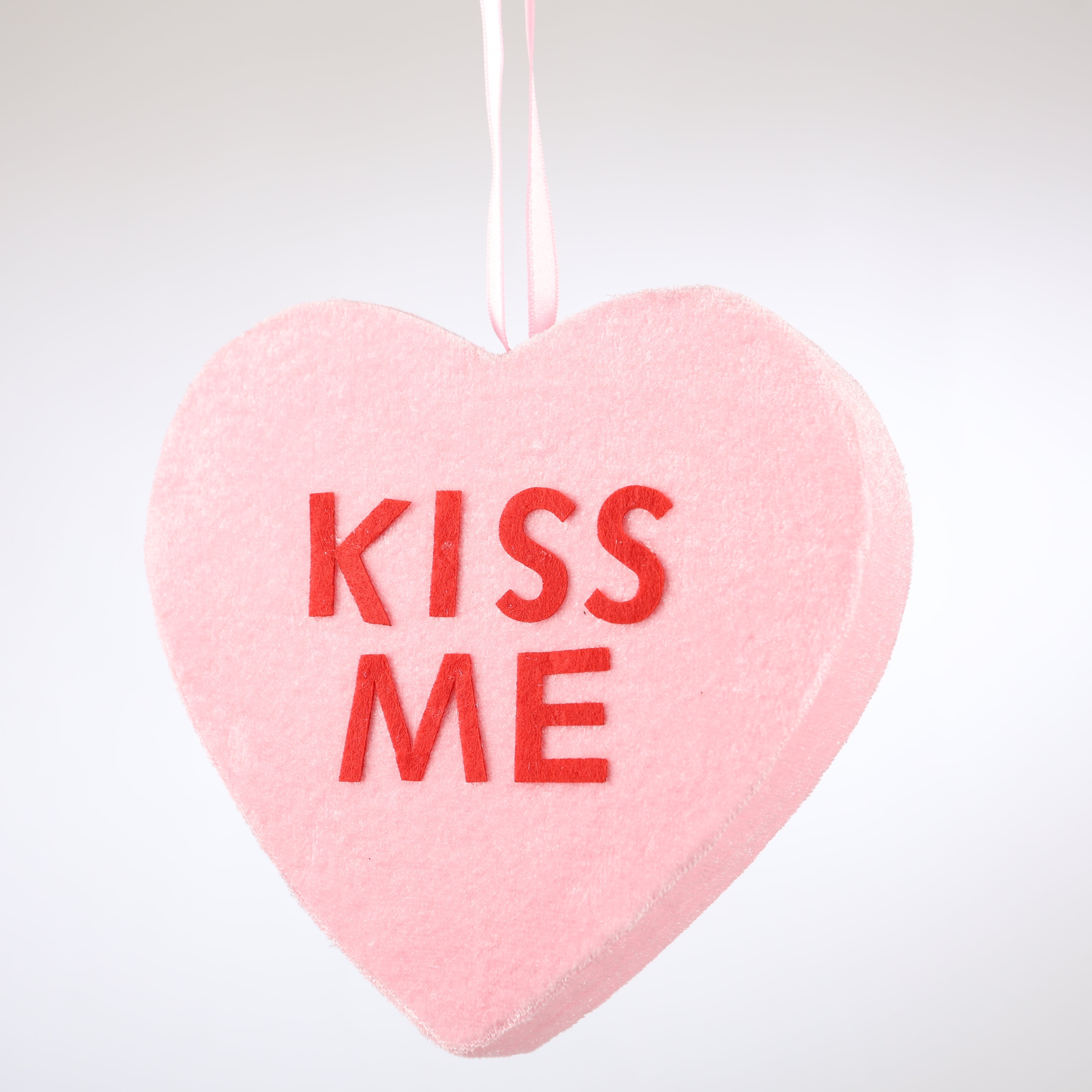 6" Kiss Me Hanging Heart Lt. Pink